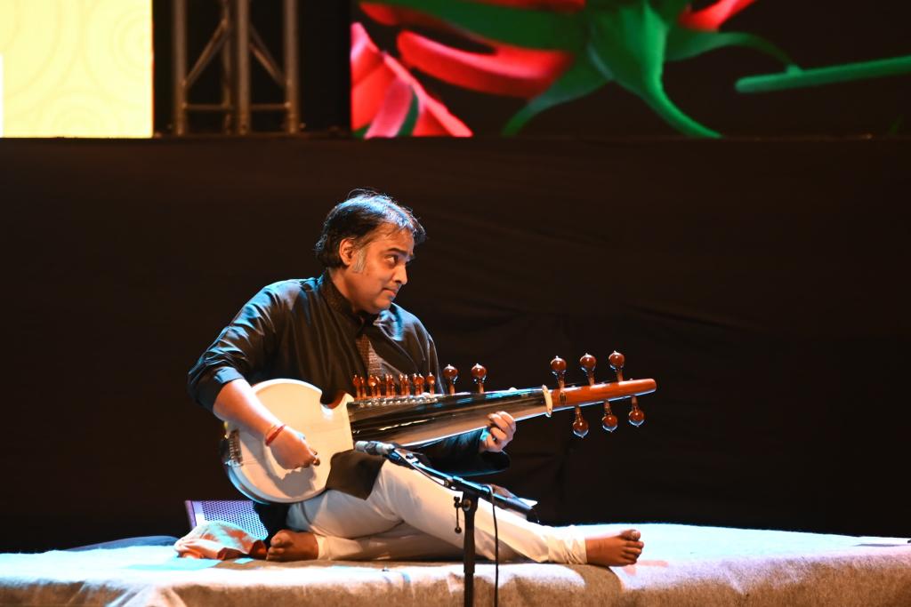 

<!-- THEME DEBUG -->
<!-- THEME HOOK: 'field' -->
<!-- FILE NAME SUGGESTIONS:
   ▪️ field--node--title--programs.html.twig
   ✅ field--node--title.html.twig
   ▪️ field--node--programs.html.twig
   ▪️ field--title.html.twig
   ▪️ field--string.html.twig
   ▪️ field.html.twig
-->
<!-- BEGIN OUTPUT from 'core/themes/stable9/templates/field/field--node--title.html.twig' -->
<span>THE IIC EXPERIENCE: A FESTIVAL OF THE ARTS – 17TH TO 22ND OCTOBER 2024</span>

<!-- END OUTPUT from 'core/themes/stable9/templates/field/field--node--title.html.twig' -->

