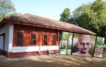 Sabarmati Ashram: The Home of Gandhi’s Experiments with Truth ((dvd; English)