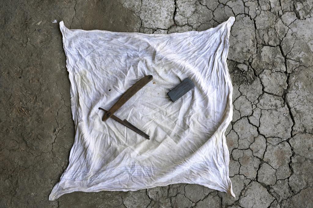 

<!-- THEME DEBUG -->
<!-- THEME HOOK: 'field' -->
<!-- FILE NAME SUGGESTIONS:
   ▪️ field--node--title--programs.html.twig
   ✅ field--node--title.html.twig
   ▪️ field--node--programs.html.twig
   ▪️ field--title.html.twig
   ▪️ field--string.html.twig
   ▪️ field.html.twig
-->
<!-- BEGIN OUTPUT from 'core/themes/stable9/templates/field/field--node--title.html.twig' -->
<span>23 Grams of Salt: Retracing Gandhi’s March to Dandi</span>

<!-- END OUTPUT from 'core/themes/stable9/templates/field/field--node--title.html.twig' -->

