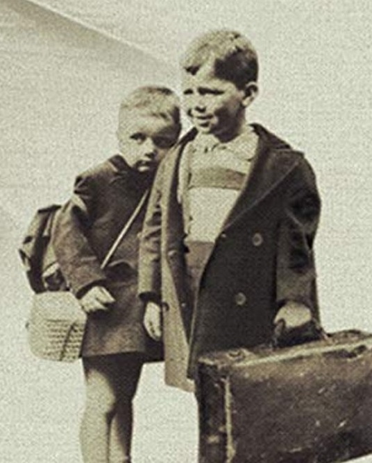 Into the Arms of Strangers: Stories of the Kindertransport (UK)