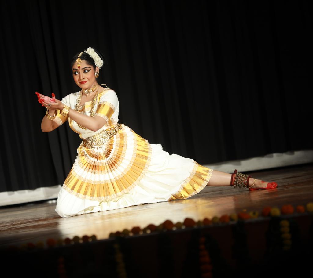 

<!-- THEME DEBUG -->
<!-- THEME HOOK: 'field' -->
<!-- FILE NAME SUGGESTIONS:
   ▪️ field--node--title--programs.html.twig
   ✅ field--node--title.html.twig
   ▪️ field--node--programs.html.twig
   ▪️ field--title.html.twig
   ▪️ field--string.html.twig
   ▪️ field.html.twig
-->
<!-- BEGIN OUTPUT from 'core/themes/stable9/templates/field/field--node--title.html.twig' -->
<span>IIC SUMMER FESTIVAL OF DANCE AND MUSIC 2022</span>

<!-- END OUTPUT from 'core/themes/stable9/templates/field/field--node--title.html.twig' -->

